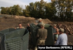 Строительство защитных укреплений для ОБСЕ на позиции около села Богдановка. 4 октября 2016 года