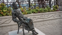 Скульптура Антона Чехова во дворике его дачи в Гурзуфе