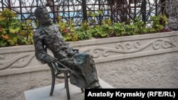 Скульптура Антона Чехова на подвір'ї його дачі в Гурзуфі
