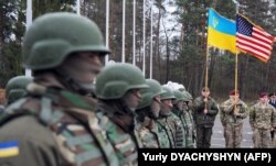 Українські та американські військовослужбовці під час урочистого відкриття українсько-американських командно-штабних навчань «Фіарлес Гардіан-2015». Львівщина, квітень 2015 року