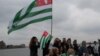 Местные абхазы решили собраться вдали от городской суеты – близ Королевского парка в Гринвиче. У выхода на каменную набережную Темзы они развернули абхазские флаги и плакаты с призывом признать геноцид черкесов