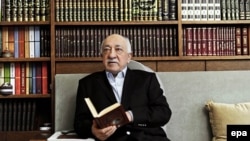 Gulen živi u izgnanstvu u Pensilvaniji od 1999. godine i poriče optužbe povodom pokušaja državnog udara