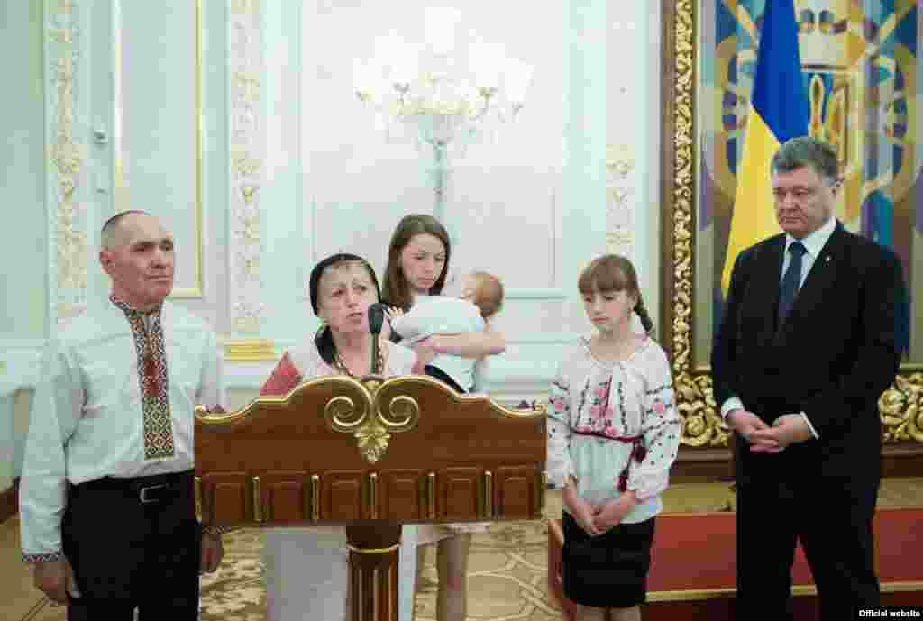 Мати Івана Зубкова подякувала за високу нагороду і висловила переконання, що справу її сина доведуть до кінця його бойові побратими