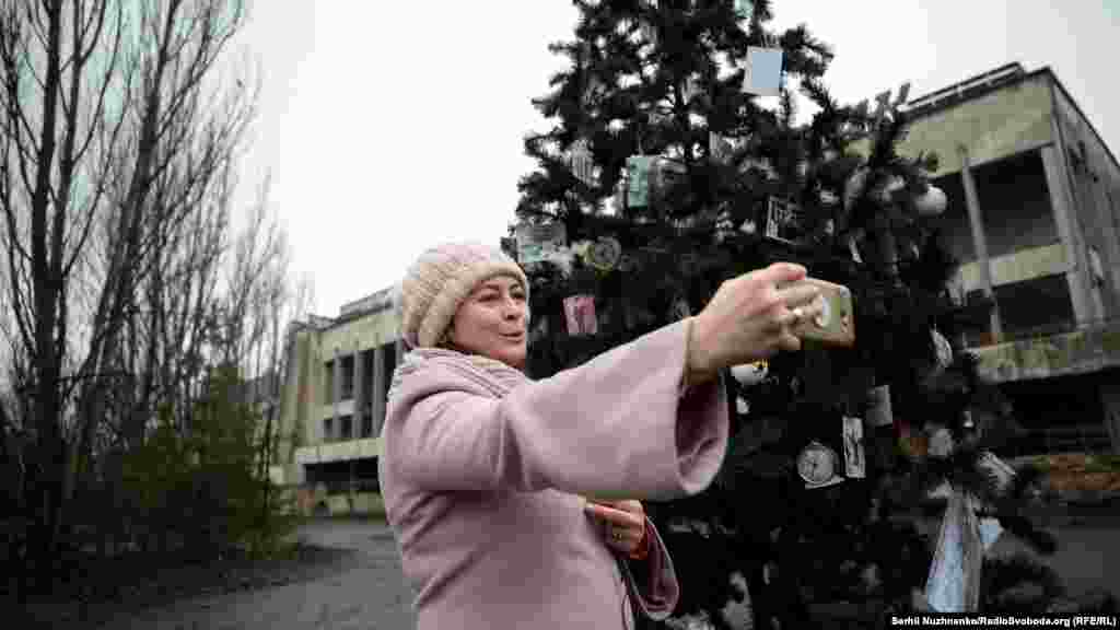 Бывшая жительница Припяти Елена Панцюк снимает видео для своих одноклассников около елки на площади &laquo;города-призрака&raquo;