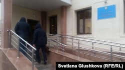 У здания специализированного межрайонного административного суда.