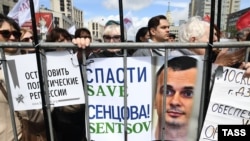 Портрет Олега Сенцова на акції протесту в Москві, 10 червня 2018 року