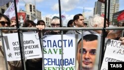 Портрет Олега Сенцова на акции протеста в Москве, 10 июня 2018 года