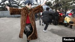 Над городом зависли серые дождевые тучи, обещающие добавить сумасшедшинки в провинциальную экзотику