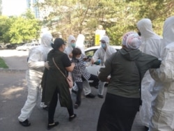 Перед отелем Ramada Plaza группа женщин потребовала освобождения задержанных участниц акции протеста. 10 июня 2020 года.