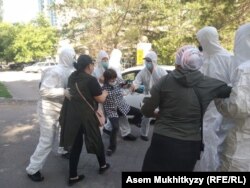 "Рамада Плаза" қонақүйінің алдында әйелдердің бір тобы іштегі аналарды босатуды талап еткен сәт. 10 маусым 2020 жыл.