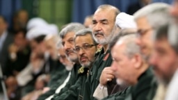 حسین سلامی (وسط) در دیدار فرماندهان سپاه پاسداران انقلاب اسلامی به رهبر جمهوری اسلامی در شهریور ۹۴