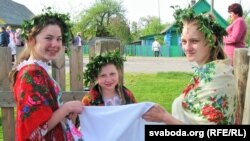 Царскую браму пад ручніком ствараюць дзяўчаткі