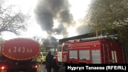 "Адем" сауда үйінің артында қоймалардан шыққан өртті сөндіруге барған арнайы көліктер. Алматы, 1 қараша 2018 жыл.