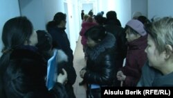 Баспана талап етіп тұрғын қалалық үй бөліміне келген әйелдер. Тараз, 27 қаңтар 2020 жыл.