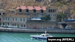 Катер береговой охраны в Балаклавской бухте, архивное фото