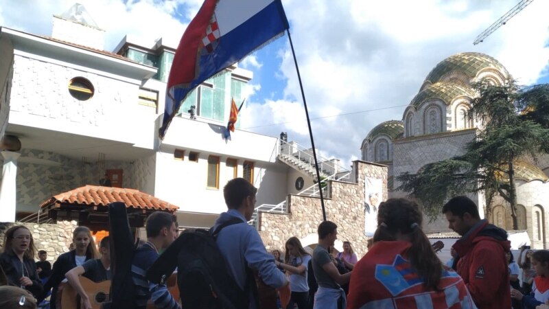 Хрватски туристи танцуваат пред спомен куќата на Мајка Тереза