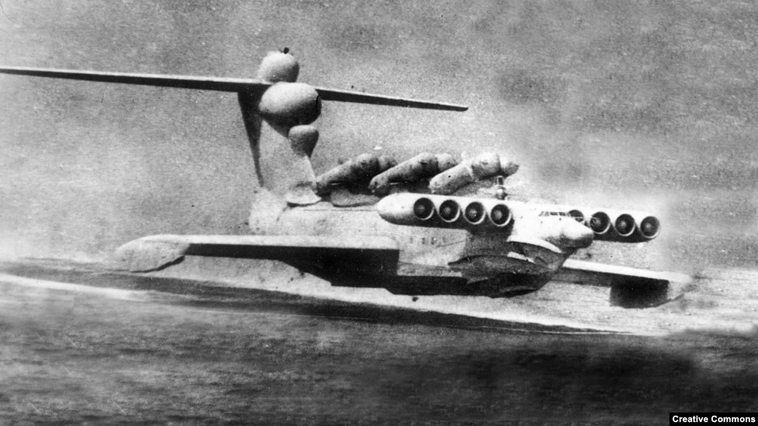 Një ekranoplan sovjetik i llojit Lun, që përmbante gjashtë raketalëshues, gjatë testimeve në Detin Kaspik.