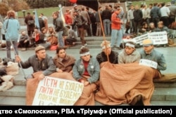 Students on October 2, the first day of the hunger strike. The sign in the foreground reads: “We won’t eat, we won’t drink, until we leave the [Soviet] Union.”