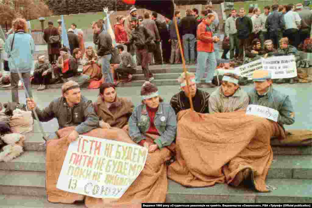 Zgjedhjet në marsin e 1990-s thyen monopolin në pushtet të Partisë Komuniste në Ukrainë. Disa muaj më vonë, teksa presidenti sovjetik, Mihail Gorbachev, mëtoi të parandalonte shpërbërjen e BRSS-së, qindra mijëra njerëz morën pjesë në protesta dhe në greva në mbarë Ukrainën, duke bërë thirrje për pavarësi. &ldquo;Revolucioni në granit&rdquo; ishte një protestë studentore e mbajtur atë vit, në tetor, në Maidan Nezalezhnosti (Sheshin e Pavarësisë), në Kiev.