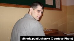 Пантюшенка взяли у полон місцеві «козачки». Потім танкіста передали угрупованню «ДНР», а далі були підвал СБУ у Донецьку, Макіївська колонія і донецьке СІЗО №5