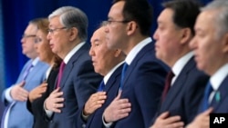 Нұрсұлтан Назарбаев (ортада) "Нұр Отан" партиясының съезінде тұр. Сәуір айы, 2019 жыл.