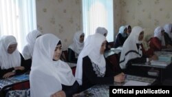 Студентки одного из медресе в Кыргызстане. Архивное фото.