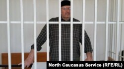 Оюб Титиев на слушаниях по делу о продлении своего ареста в Старопромысловском суде Грозного, Чечня. 25 апреля 2018 года