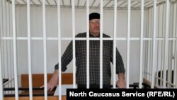 Оюб Титиев на слушаниях по делу о продлении своего ареста в Старопромысловском суде Грозного, Чечня. 25 апреля 2018 года