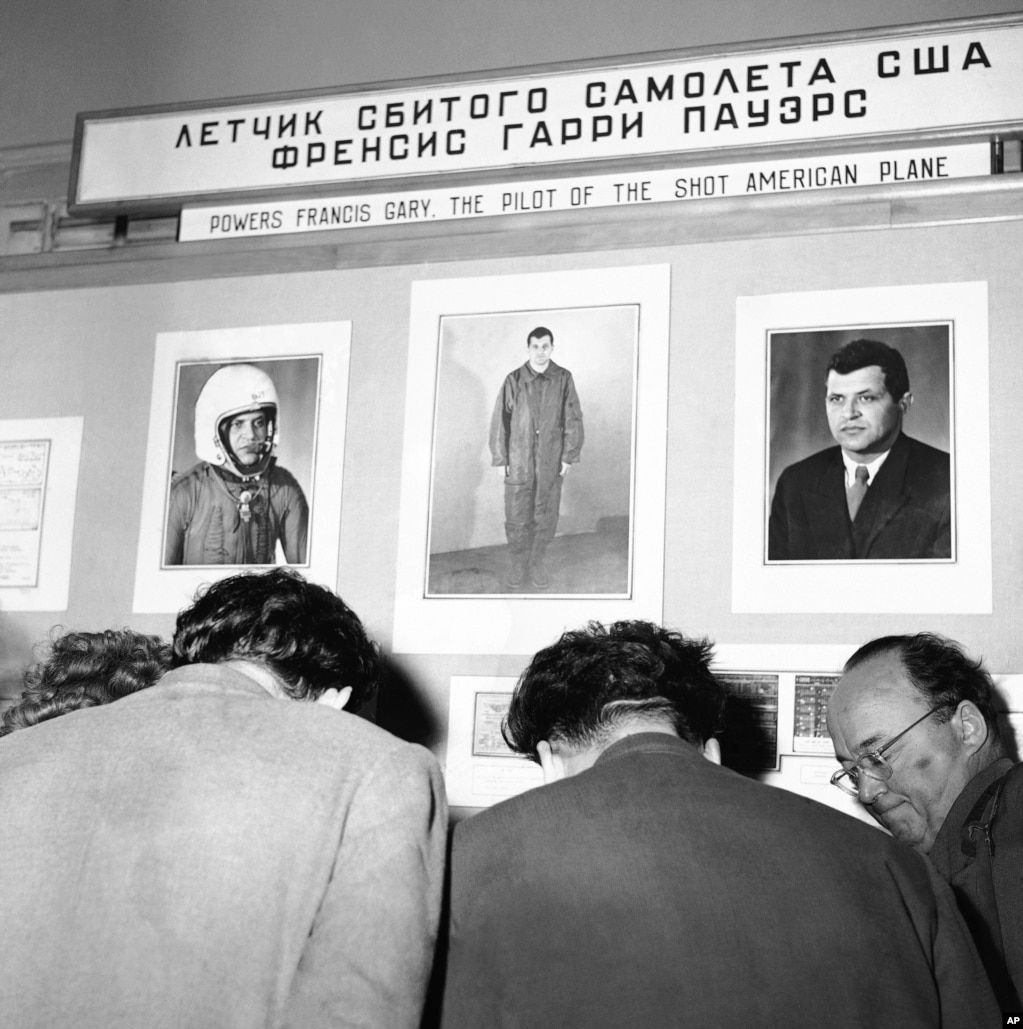 Sovjetska publika gleda fotografije Poversa, koje su bile izložene 11. maja 1960. godine u Gorki parku u Moskvi. 