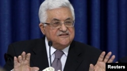 محمود عباس می گوید: هر کسی که حامی انديشه «دو ملت، دو کشور» بوده، بايد کشور مستقل فلسطين را در مرزهای سال ۱۹۶۷، به پايتختی بيت المقدس به رسميت بشناسد.