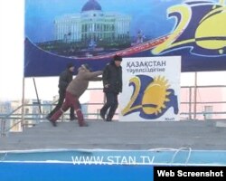 Мужчина толкает полицейского на сцене на площади в Жанаозене. 16 декабря 2011 года. Скриншот с видеопартала Стан.кз.