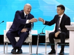 Aleksandr Lukașenko bând o vodcă cu Volodimir Zelenski, 4 oct., 2019