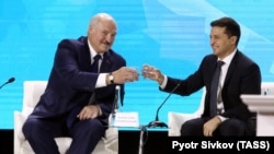 Президент Беларуси Александр Лукашенко и президент Украины Владимир Зеленский во время форума Украина-Беларусь Житомире, 4 октября 2019 года