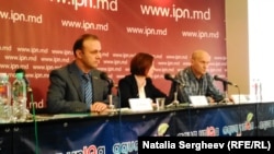 La o conferință de presă cu Ion Manole, Promo-Lex (stînga), și Vitalie Eriomenco, o victimă a încălcării drepturilor omului în regiunea transnistreană