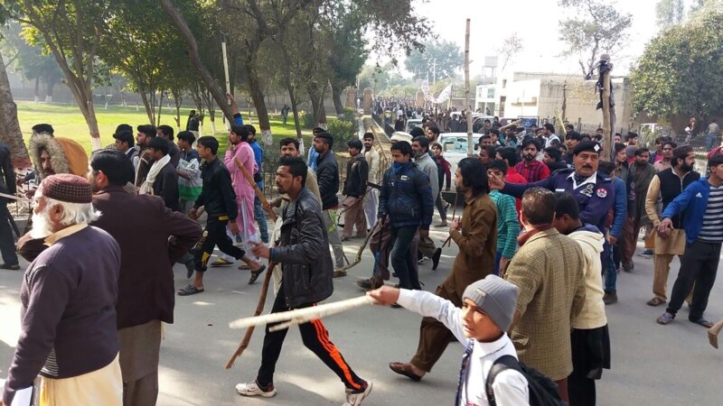 د پاکستان په کراچۍ کې پولیسو یو تن مظاهره کوونکی وژلی