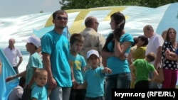 День крымско-татарского флага в Симферополе. 26 июня 2014 года.