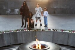 Кім Кардаш’ян із сестрою й дітьми вшановує пам’ять жертв геноциду у меморіалі Цицернакаберд. Єреван, 8 жовтня 2019 року