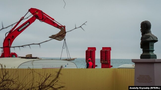Море за забором: реконструкция набережной в Евпатории (фоторепортаж)