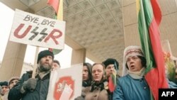 11 марта 1990 года - участники митинга у парламента Литвы ждут принятия решения о независимости страны
