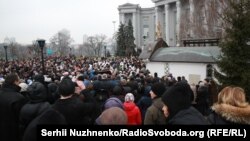 Сотні людей прийшли на акцію, пов’язану зі спорудою УПЦ (МП) у буферній зоні «Софії Київської», Київ, 3 лютого 2018 року