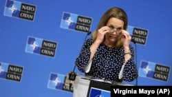Ambasadoarea SUA la NATO, Julianne Smith a declarat, marți, că prezența militară NATO în țările membre din vecinătatea Rusiei a fost amplificată după 2014 tocmai din cauza acțiunilor Moscovei, care a anexat ilegal peninsula Crimeea.