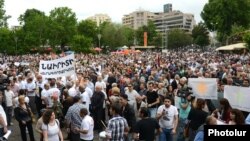 Armenia - People demonstrate in Yerevan against a rise in electricity prices, 27May2015.