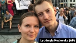 Liudmila Kozlovska și soțul ei Bartosz Kramek la un protest anti-guvernamental, Varșovia, 10 august 2017
