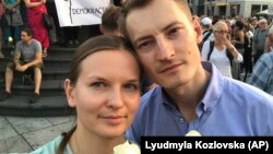Українська активістка Людмила Козловська та її чоловік Бартош Крамек під час антиурядового протесту у Варшаві минулого року