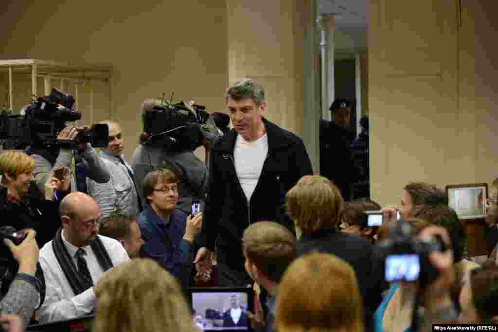 Оппозиционный политик Борис Немцов в очереди не стоял, но в зал суда попал