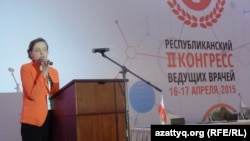 Участник на трибуне республиканского конгресса врачей Казахстана. Шымкент, 15 апреля 2015 года.