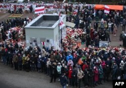 Pristalice opozicije okupljaju se na Trgu promjena u znak protesta protiv vlasti i komemoracije Ramana Bandarenka 15. novembra 2020.