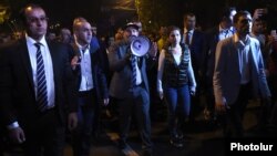 Armenia - Prime Minister Nikol Pashinian appeals to supporters protesting outside the parliament building in Yerevan, 2 October 2018.