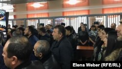 Onlookers gather in the courtroom to watch the announcement of the verdict in the murder case in Qaraghandy on November 4.