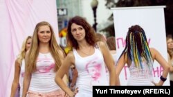 ارتش دختران پوتین در حرکت «تی‌شرت‌های خود را پاره کنید» شرکت می کنند.